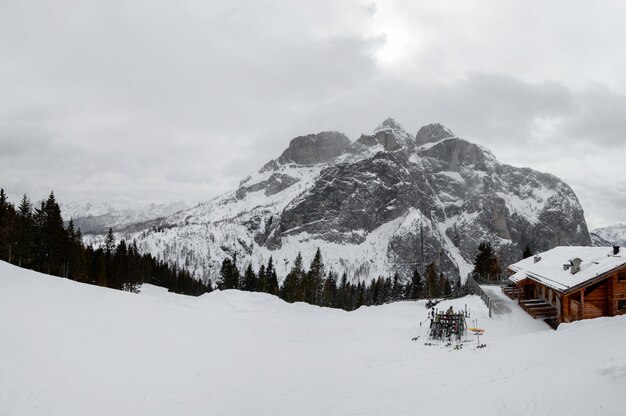 Montaña cubierta de nieve y niebla Paisaje alpino en Italia Europa Montañas nevadas