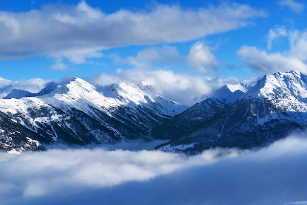 Montaña cubierta de nieve y niebla Paisaje alpino en Italia Europa Montañas nevadas