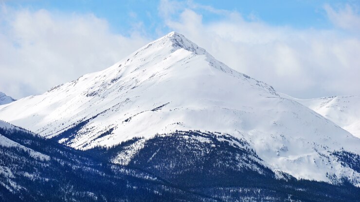 Foto montaña cubierta de nieve en el parque nacional