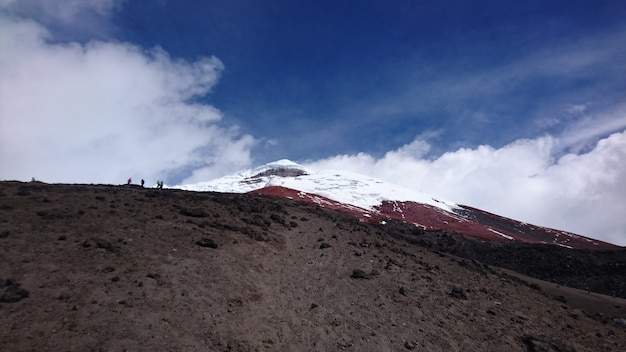 Foto la montaña está cubierta de nieve