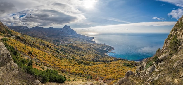 Montaña cubierta de nubes contra el mar azul, la pintoresca bahía de laspi, paisaje marino de crimea en