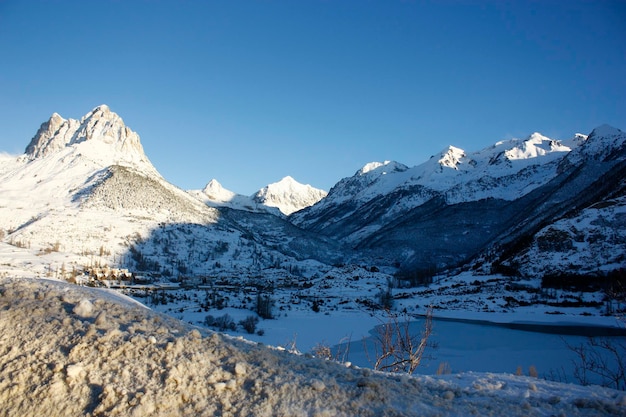 Foto montaña del pirineo, foratata, panticosa, pueblo de montaña und esquí de formigal