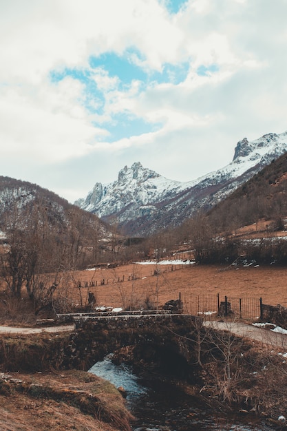 La montaña detrás del puente