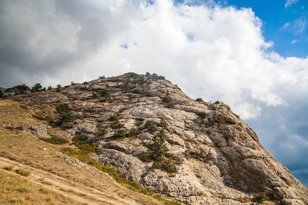 Montaña en un día soleado de verano y nubes.