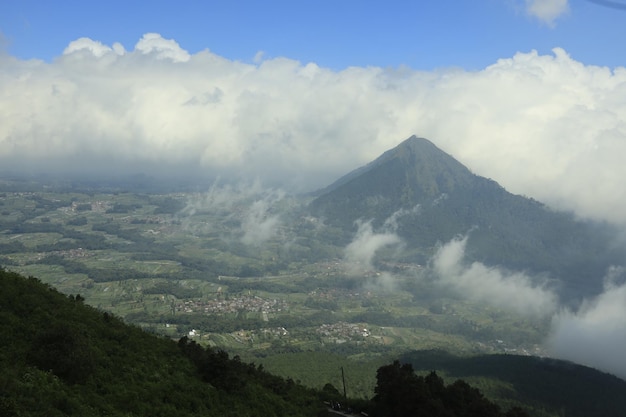 Foto montaña en la distancia durante el día