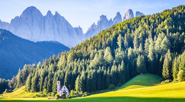 Montaña Dolomitas, Italia. Vista de la pequeña iglesia de San Juan en Ranui.