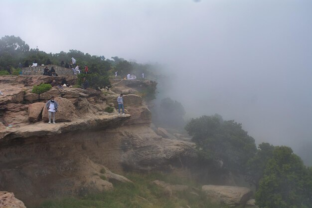 Foto una montaña envuelta en nubes en abha arabia saudita