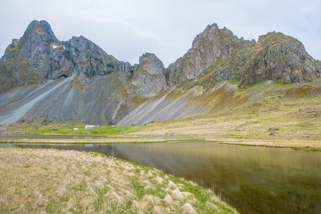 Montaña Eystrahorn en el este de Islandia en un día de primavera