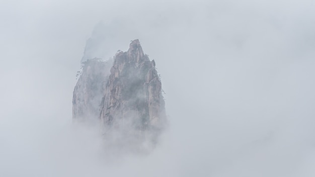 Montaña flotando sobre las nubes del mar blanco