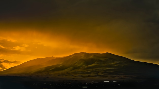 Montaña en el fondo del atardecer