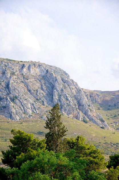 La montaña fortificada de Acrocorinto en el Peloponeso, Grecia