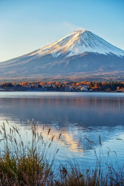 La montaña Fuji al amanecer con el lago tranquilo reflejo