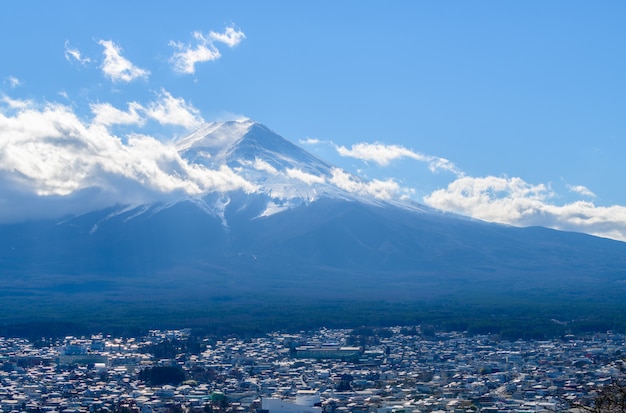 Montaña de Fuji en la ciudad de Fujiyoshida