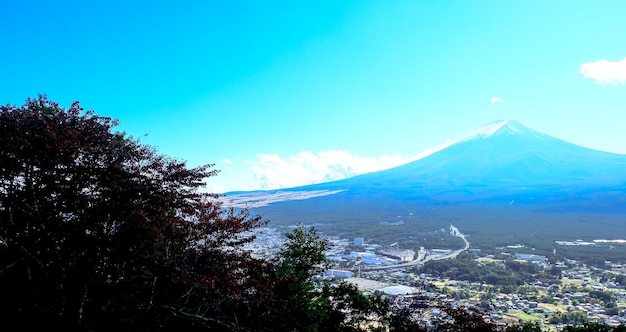 La montaña Fuji es una hermosa de las hojas rojas.