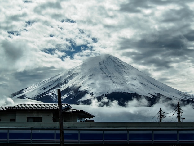 Montaña de Fuji en el fondo del cielo nublado