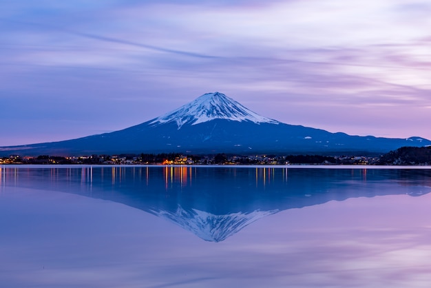 Foto montaña fuji en el lago kawaguchiko, japón