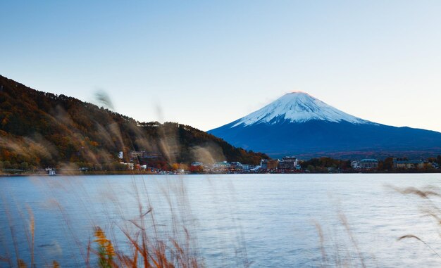 Montaña fuji con lago kawaguchiko