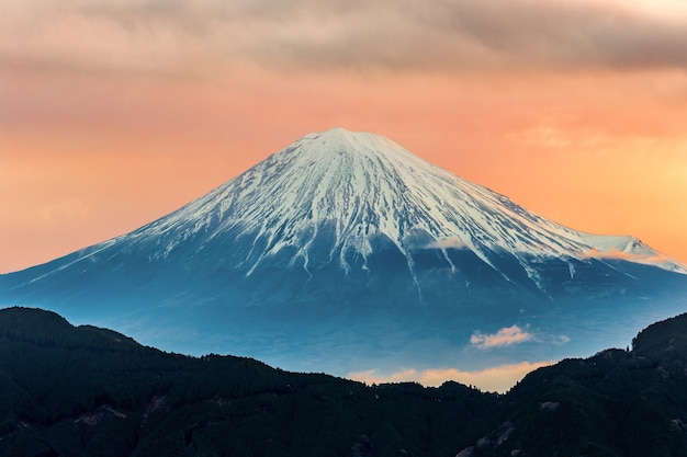 Montaña fuji con niebla durante el atardecer, Japón