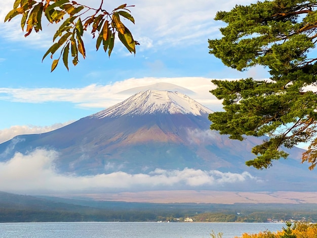 La montaña Fuji con nube en Kawaguchigo Japón