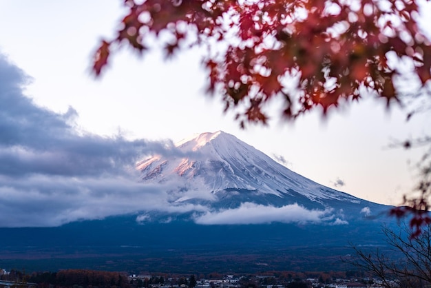 Montaña Fuji en otoño en el lago kawaguchiko en japón.