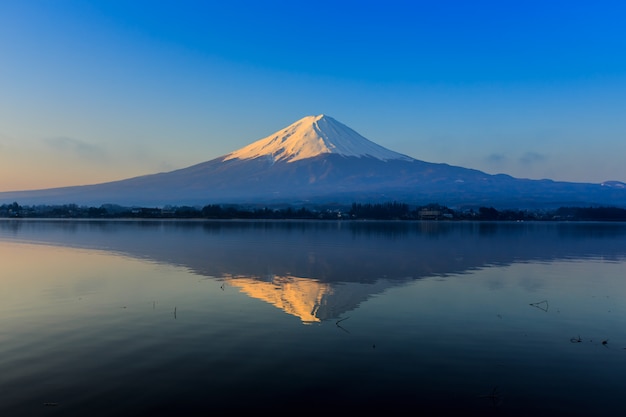 Montaña Fuji refleja n lago Kawaguchigo