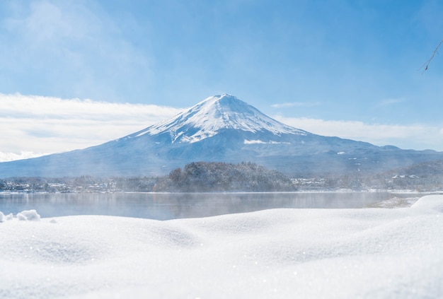 Montaña Fuji San en el lago Kawaguchiko.