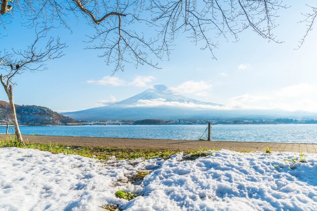 Montaña Fuji San en el lago Kawaguchiko.