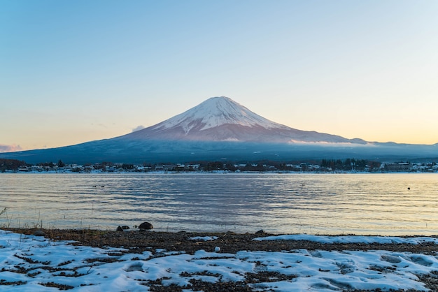 Montaña Fuji San en el lago Kawaguchiko.