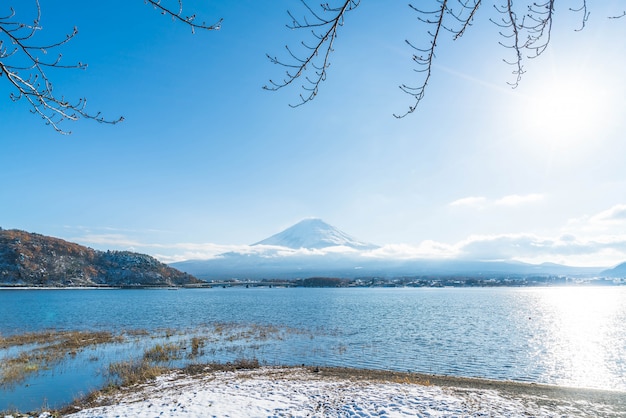 Montaña Fuji San en el lago Kawaguchiko.