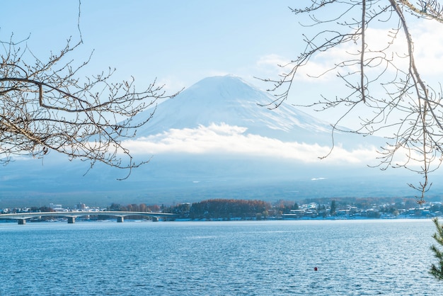 Montaña Fuji San en el lago Kawaguchiko.