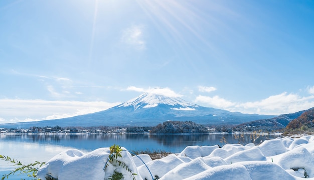 Montaña Fuji San en el lago Kawaguchiko.