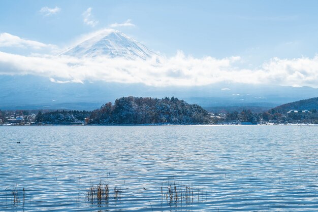 Montaña Fuji San en el lago Kawaguchiko.