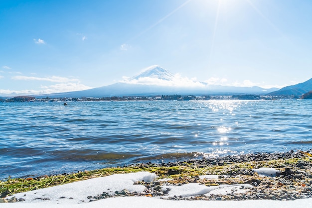 Montaña Fuji San en el lago Kawaguchiko.