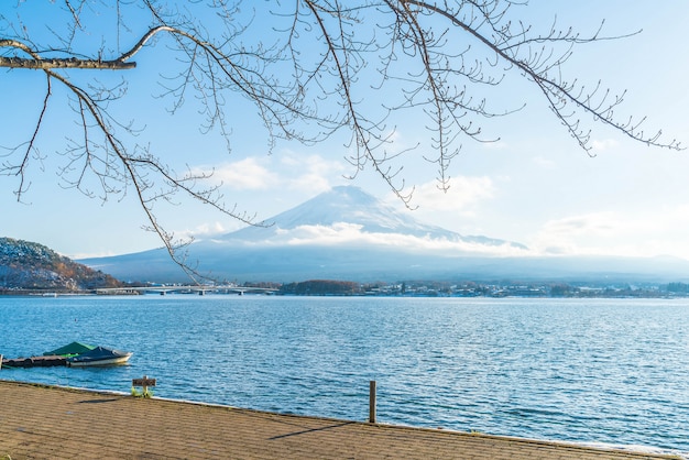 Montaña Fuji San en el lago Kawaguchiko.