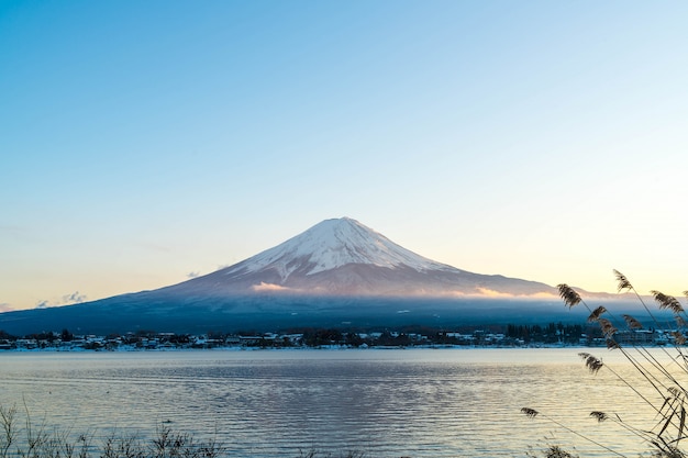 Montaña Fuji San en el lago Kawaguchiko.