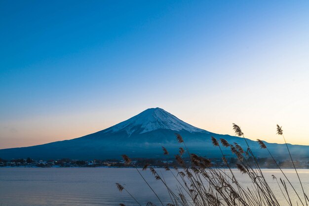 Montaña Fuji San en el lago Kawaguchiko.