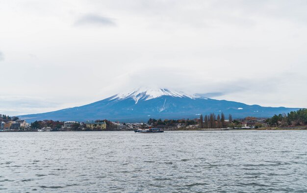 Montaña Fuji San con nublado