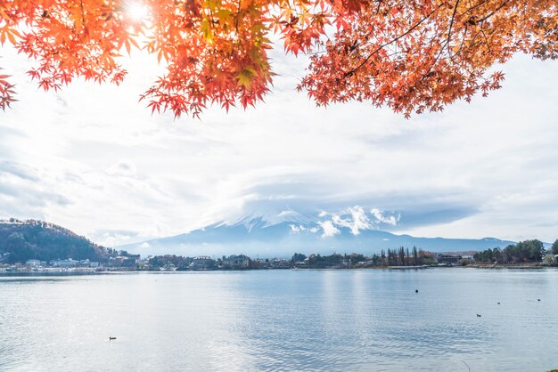 Montaña Fuji San con nublado