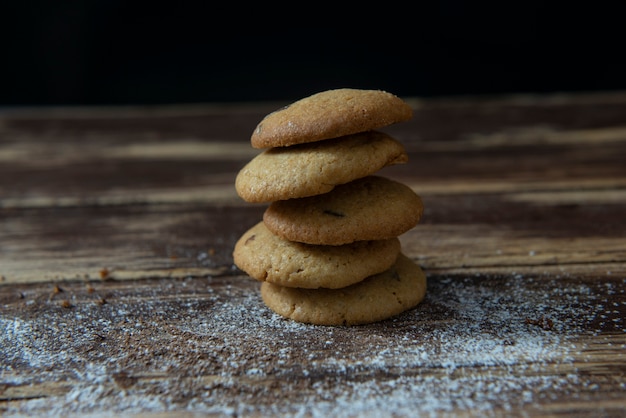 Montaña de galletas en una mesa de madera para desayunar