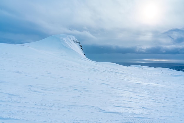 Montaña glaciar de iceberg con nieve cubierta en la cumbre en invierno