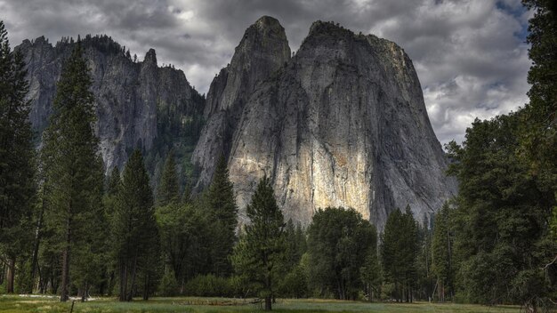 una montaña con una gran roca en el medio