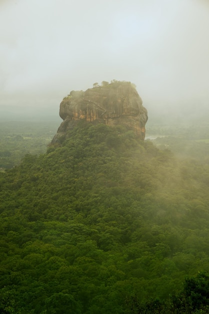 una montaña con una gran roca en el medio