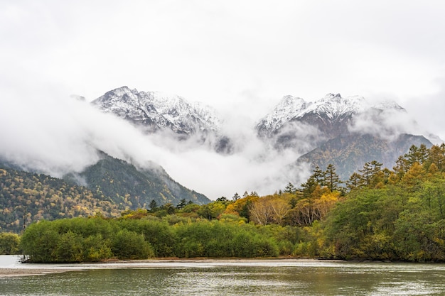 Foto montaña hermosa en hoja de otoño con el río, kamikochi, parque nacional en el norte de japón alpes de la prefectura de nagano, japón.