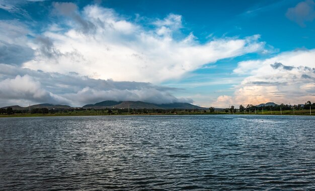 Foto montaña con hierba verde y hermoso cielo