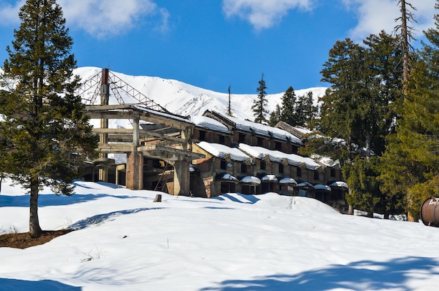 Montaña Himalaya en Kashmir Snow Village en Gulmarg en India Paisaje de la hermosa naturaleza de la montaña Himalaya en el cielo