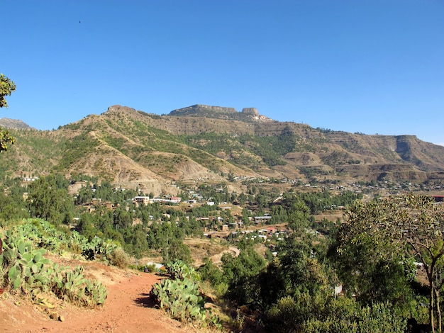 La montaña con una iglesia en la ciudad de Lalibela, Etiopía