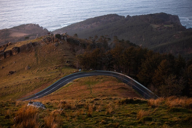 Foto montaña jaizkibel junto a la costa vasca y el océano atlánticox9xdxa