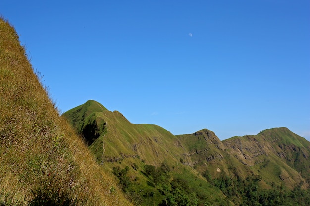 Foto montaña de khao chang phuak, provincia de kanchanaburi, tailandia