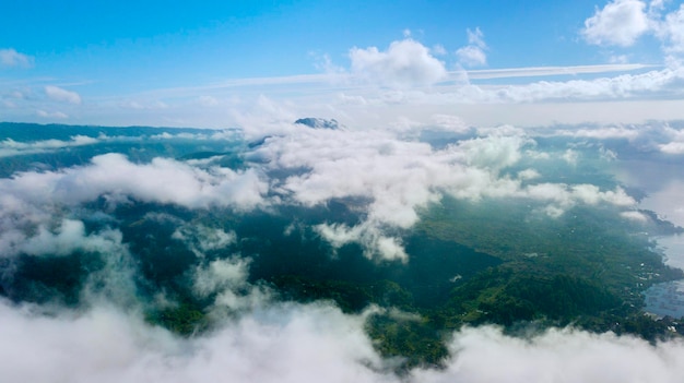 Montaña Kintamani cubierta de niebla