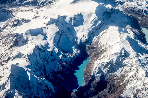 Una montaña con un lago azul en el medio.